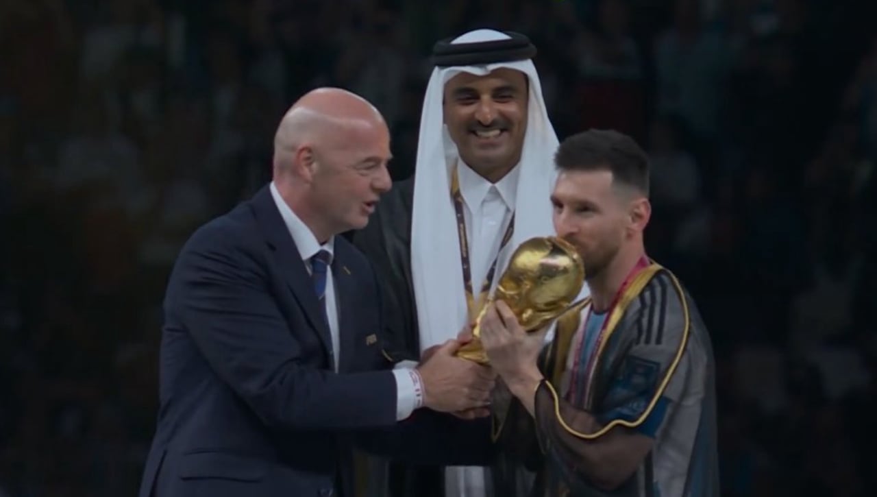 La organización del Mundial de Qatar explica la vestimenta de Messi para levantar la copa