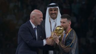 La organización del Mundial de Qatar explica la vestimenta de Messi para levantar la copa