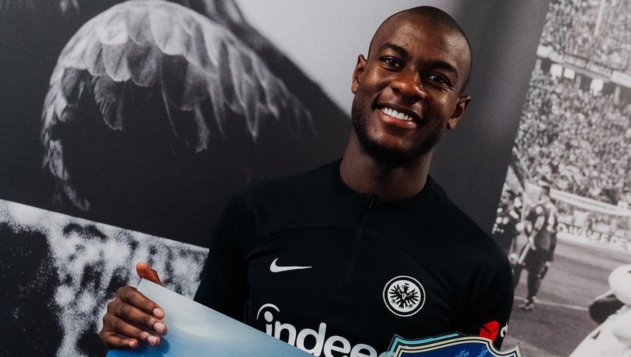 En la pelea por N'Dicka todos señalan a Monchi  