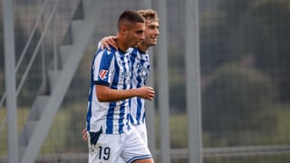 Karrikaburu da un golpe en la mesa frente a los ojos de Sergio Francisco