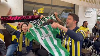Los aficionados del Fenerbahçe se mofan del Sevilla con cánticos verdiblancos