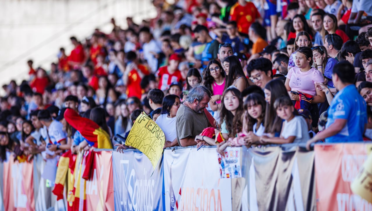 Gran ambiente en el primer entrenamiento de España