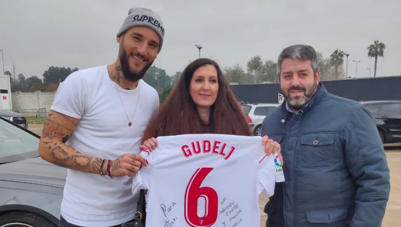 El detallazo de Gudelj con una sevillista, ejemplo dentro y fuera del campo