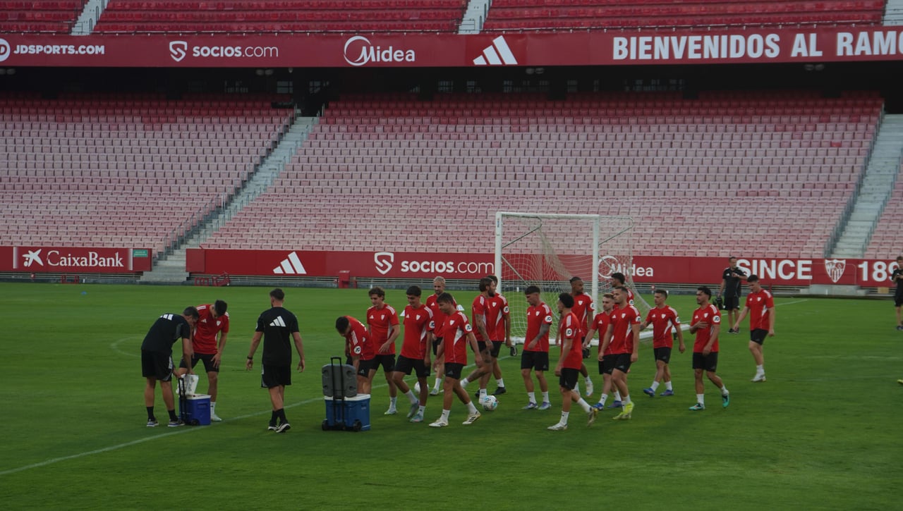 Entrenamiento del Sevilla con una gran novedad y avances de Joan Jordán