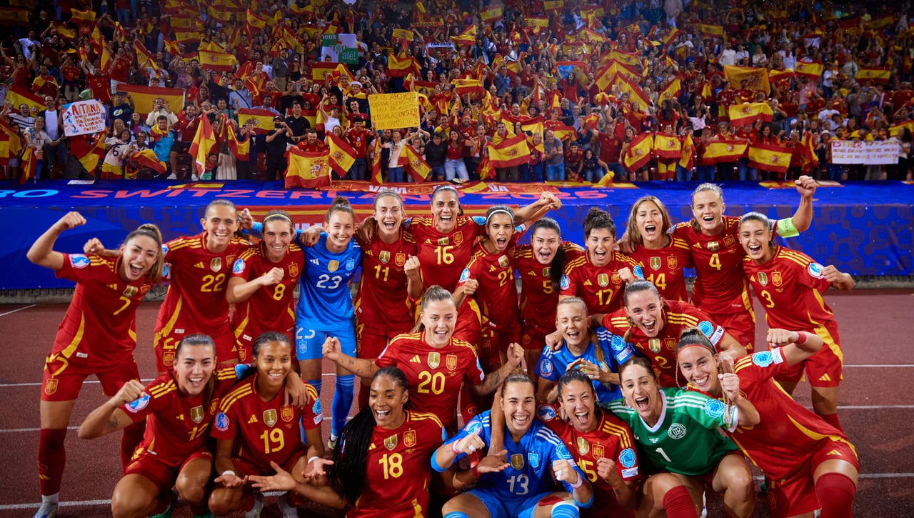 España vuelve a la cima