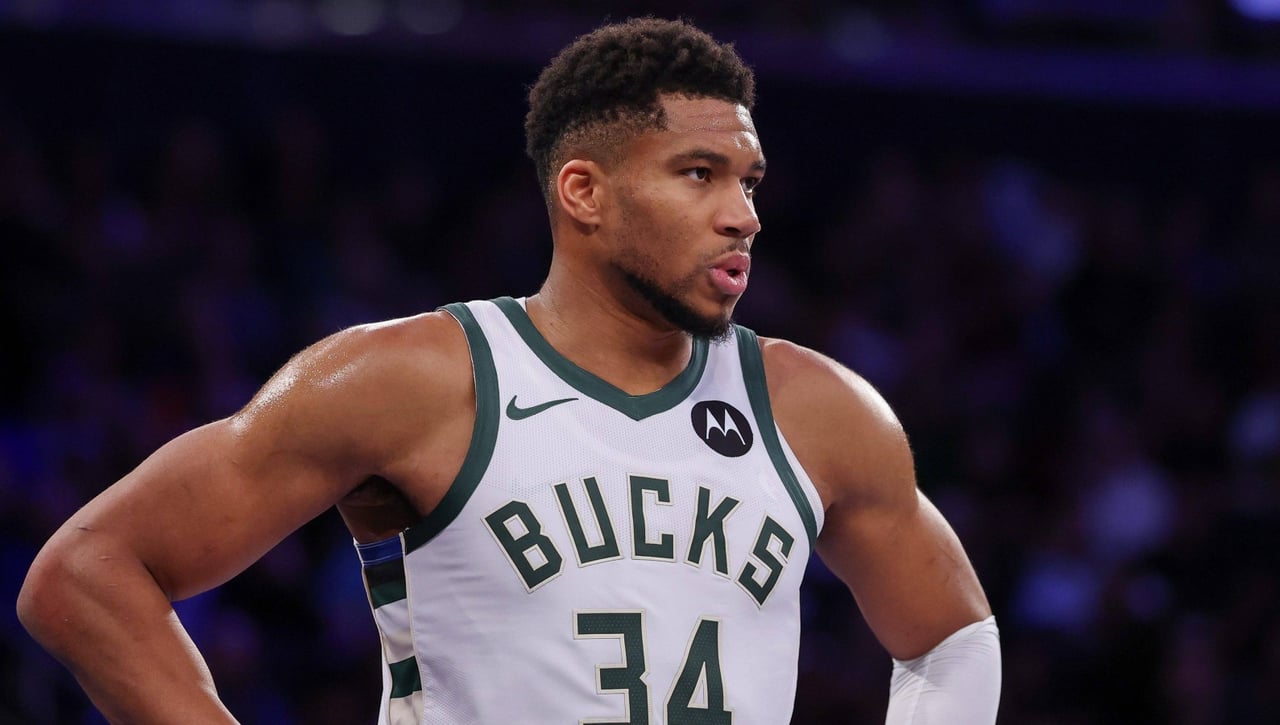 Giannis Antetokounmpo negocia con Milwaukee para resolver su futuro