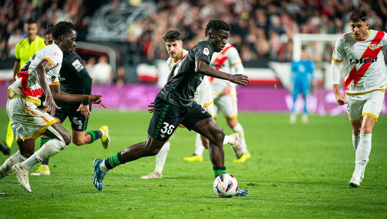 El Betis, pendiente de Assane Diao y Abde para evitar un problema