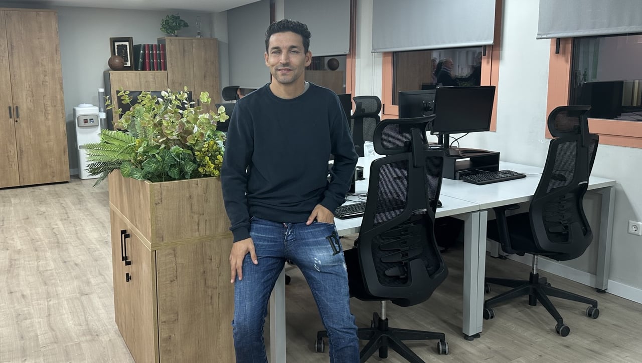Jesús Navas visita la nueva redacción de ESTADIO Deportivo