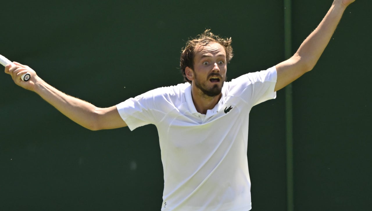 Medvedev se lía con botellazos y un raquetazo al público