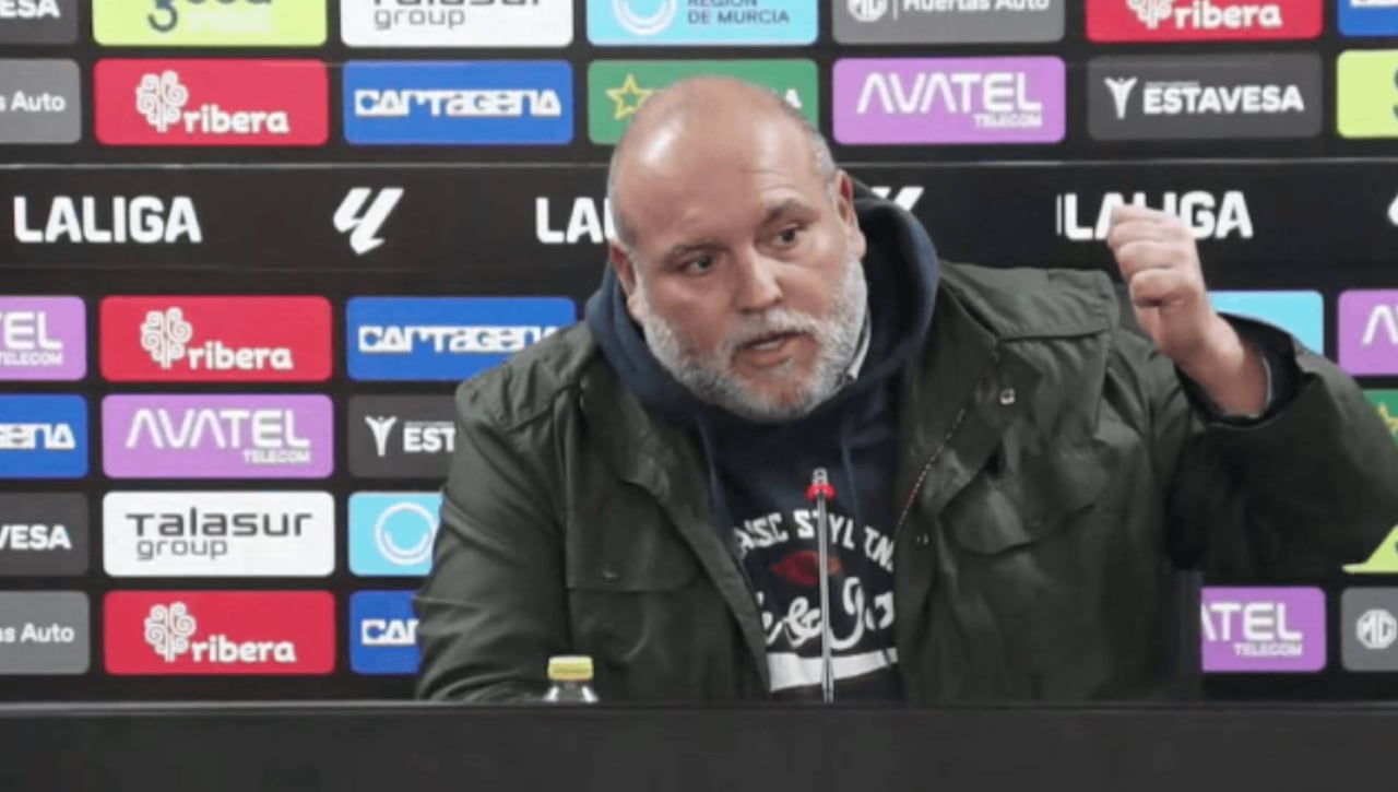 El director deportivo del Cartagena pierde los papeles: espectacular bronca en la sala de prensa