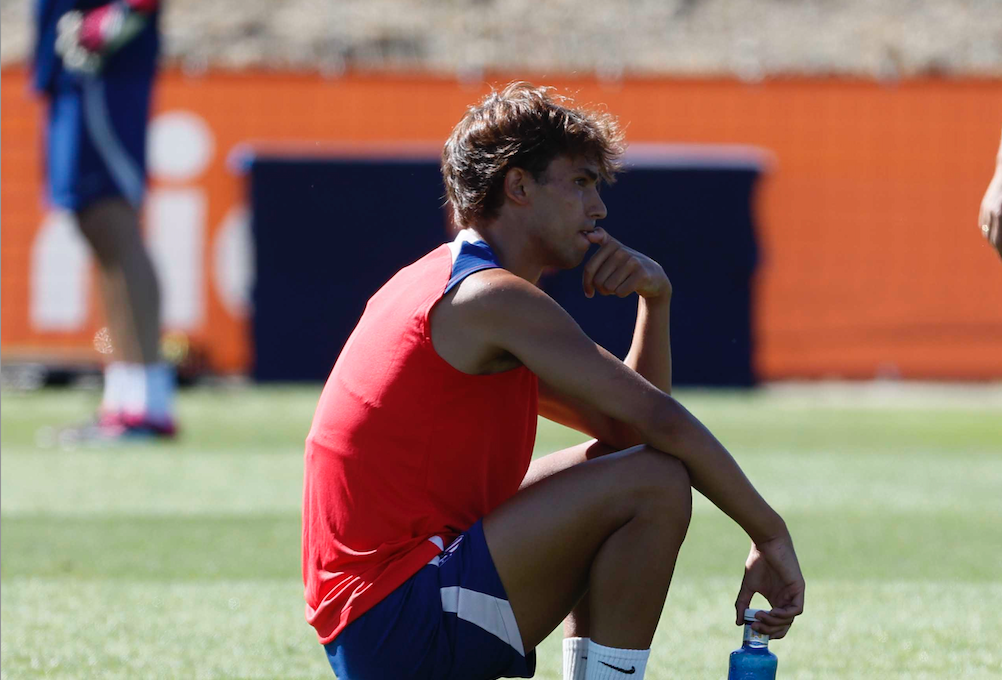 Andrea Berta vive un momento tenso con Joao Félix