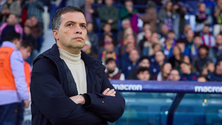 Luis Castro, técnico del Levante, lanza un dardo envenenado al Valencia: "Hay que saber ganar y perder"