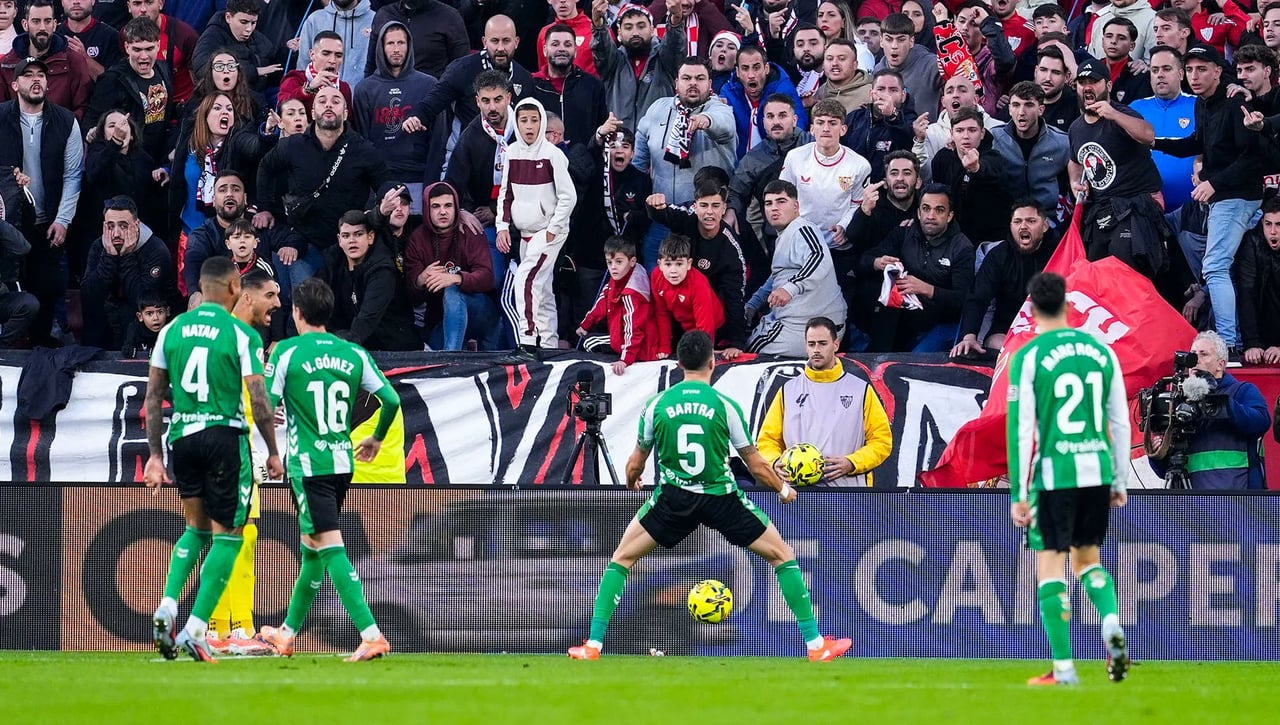 LaLiga agrava el panorama para el Sevilla denunciando gritos de "Bartra, muérete"