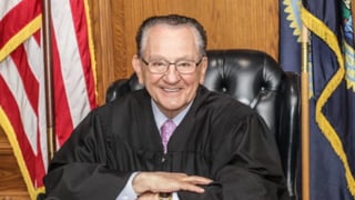 Muere el juez más viral de las redes sociales, Frank Caprio