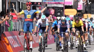 Milan se desquita en un día con gran protagonismo español en el Giro de Italia