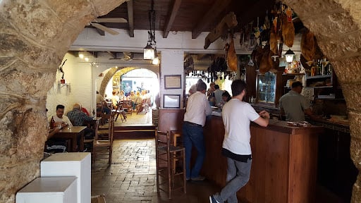 El pueblo sevillano con las tapas más ricas y baratas, a un paso