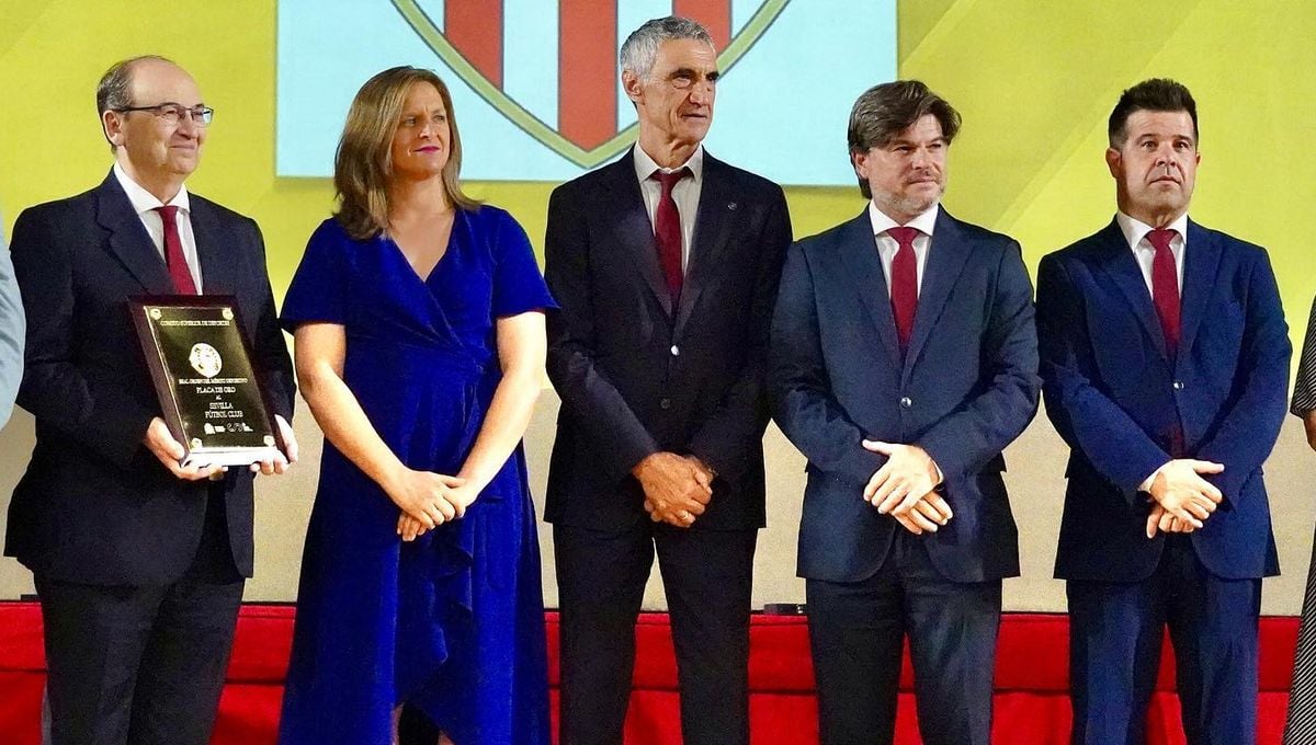 El Sevilla es condecorado con la máxima distinción deportiva en España