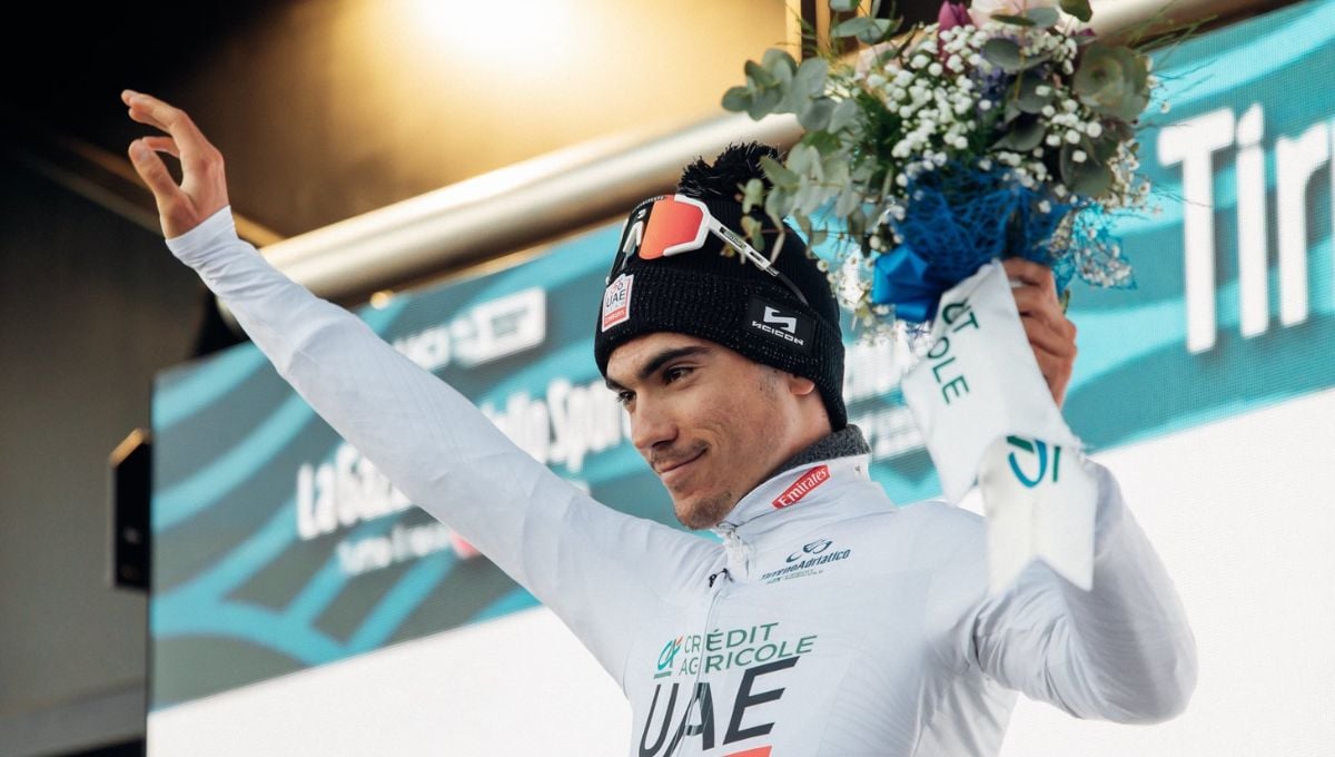 Tadej Pogacar señala a Juan Ayuso