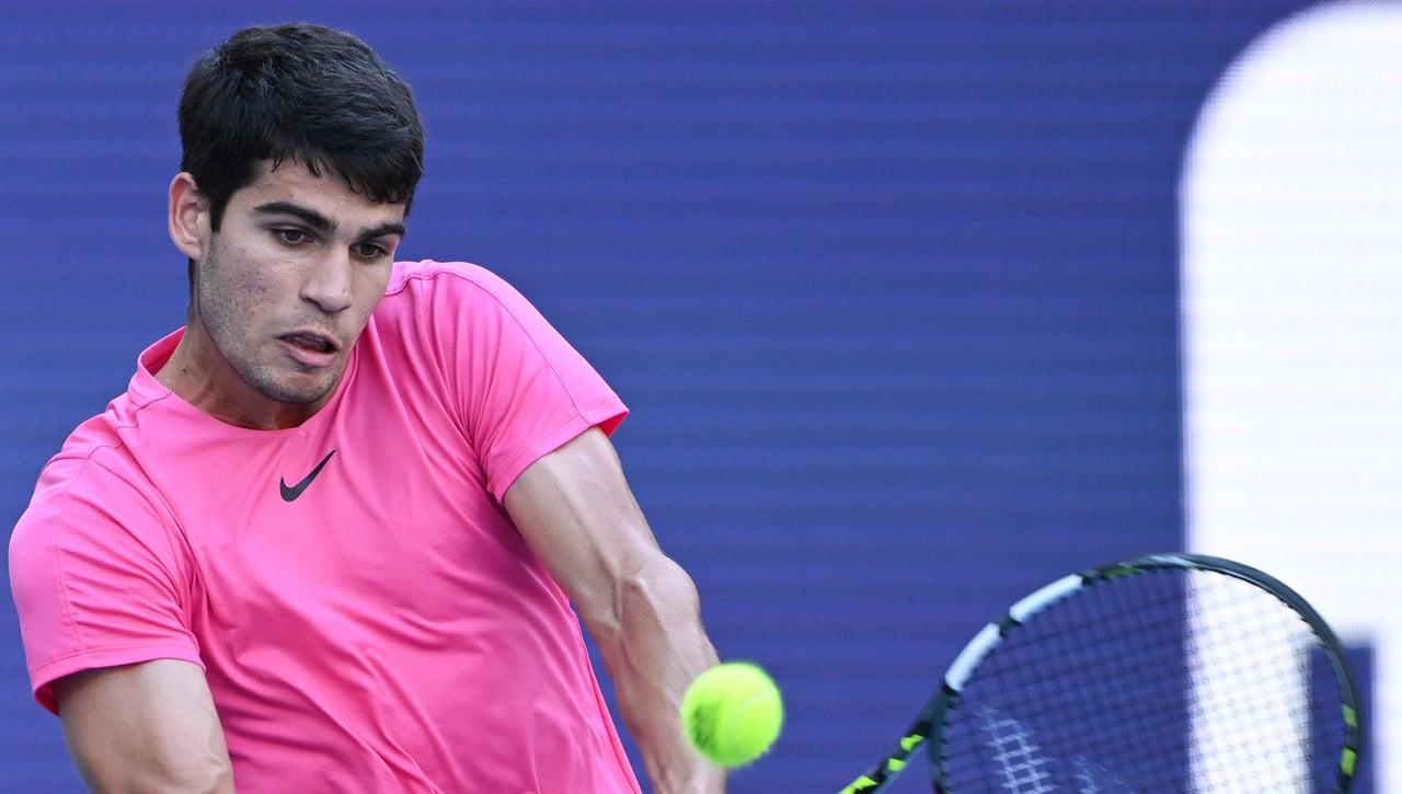 Carlos Alcaraz arrasa a Taylor Fritz y se cita con Jannik Sinner