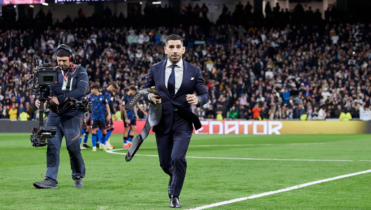 Ilia Topuria aparta de su camino a Islam Makhachev