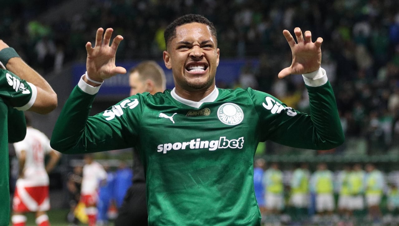 Vitor Roque recupera los dientes y vuelve a rugir 