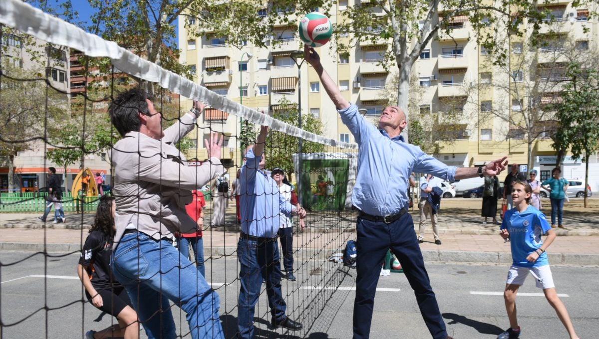 El alcalde de Sevilla respalda la iniciativa Calle Deporte en los distritos Sur y Macarena