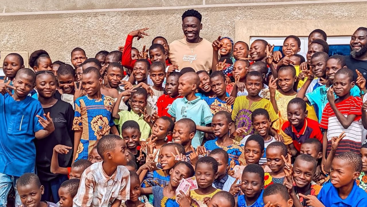 Akor Adams se lo monta mucho mejor