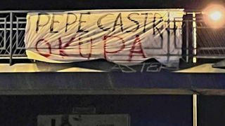 Pancartas de 'Pepe Castro, okupa' antes del Sevilla - Almería