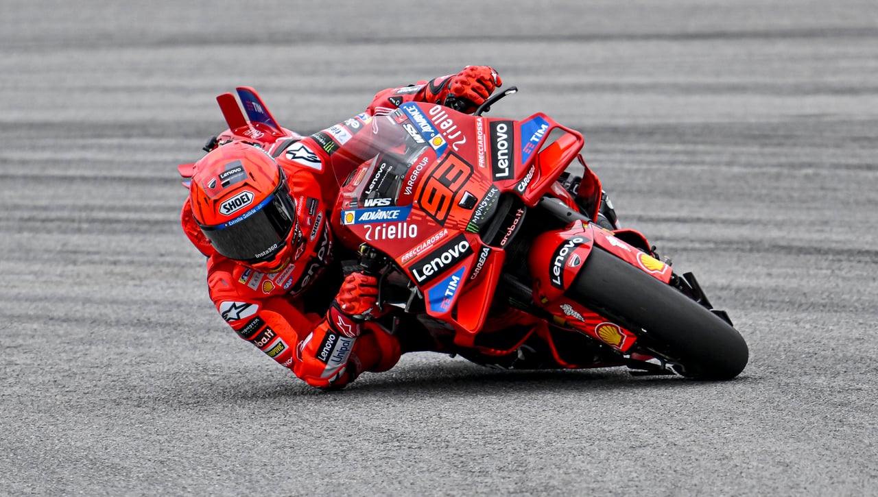 Marc Márquez mete miedo con Ducati y vuelve a imponerse a Bagnaia 