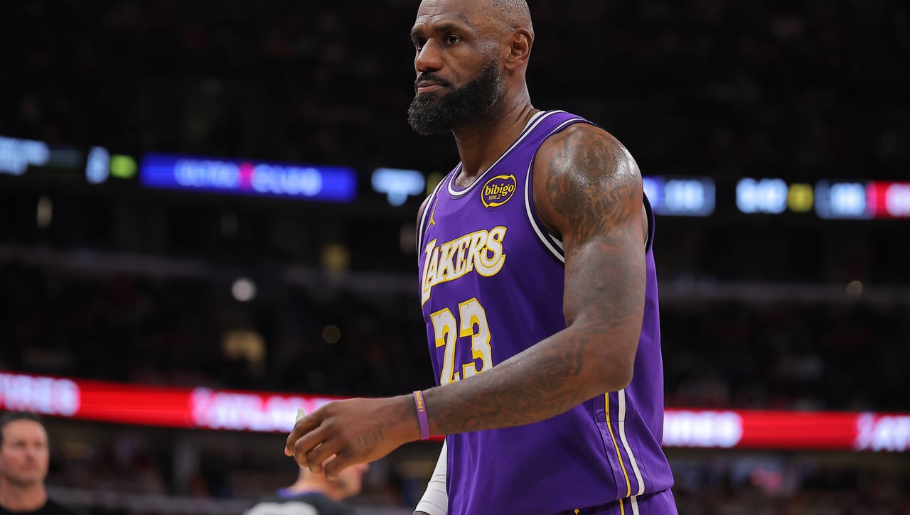 LeBron James hace historia entre lágrimas en Cleveland