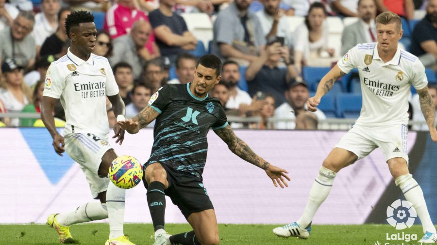 Amarilla para Vinicius y aplausos para el árbitro