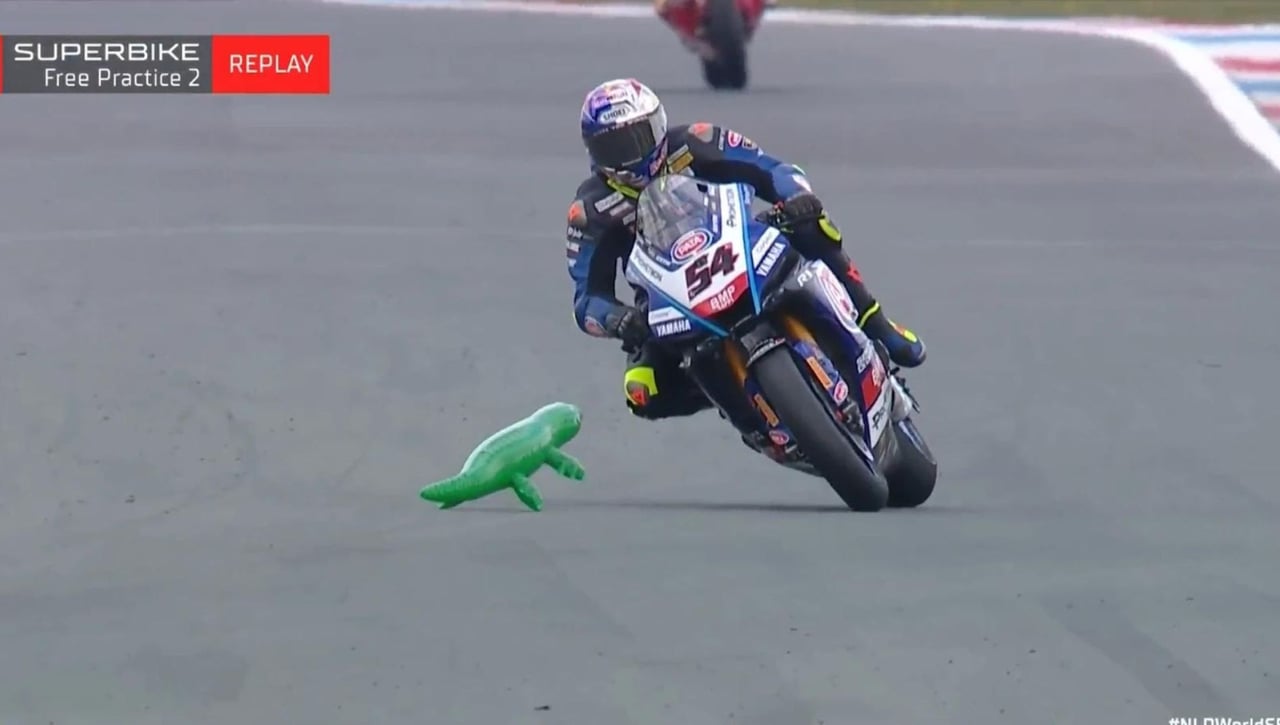 ¡Surrealista! Bandera roja en Superbikes por un cocodrilo inflable