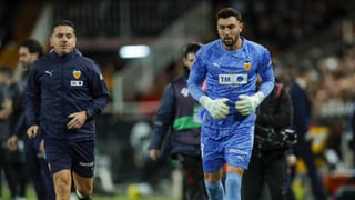 Dimitrievski se queda solo en la portería del Valencia: durísima sanción para Rivero