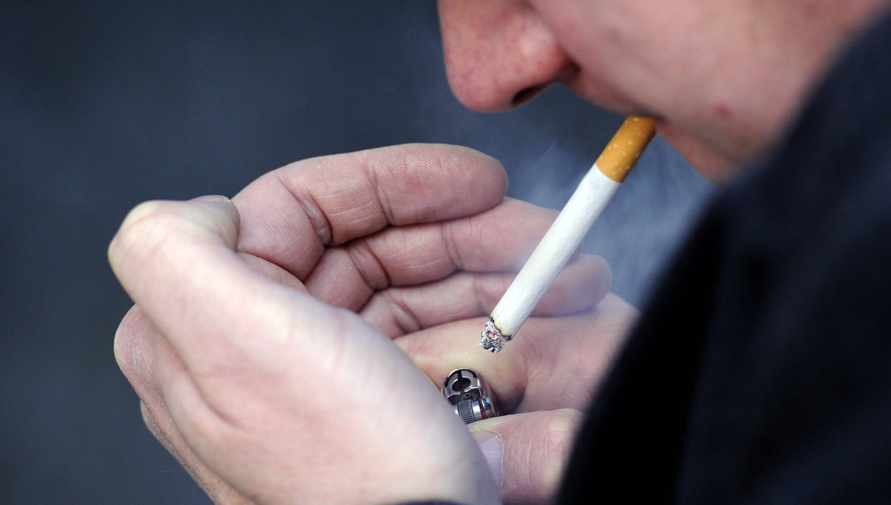 Habrá multas por fumar en la calle en 2025