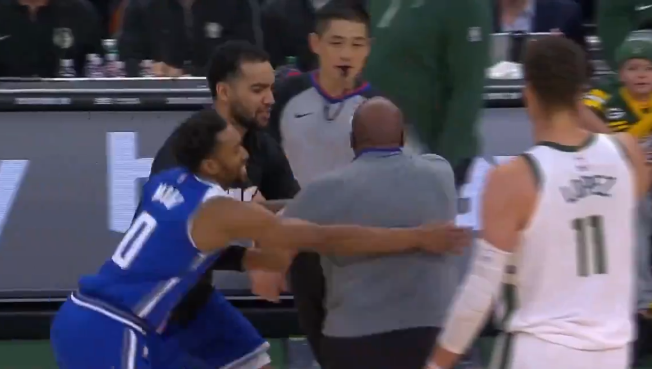 Un entrenador NBA pierde los nervios con el árbitro y tiene que ser sujetado por sus jugadores