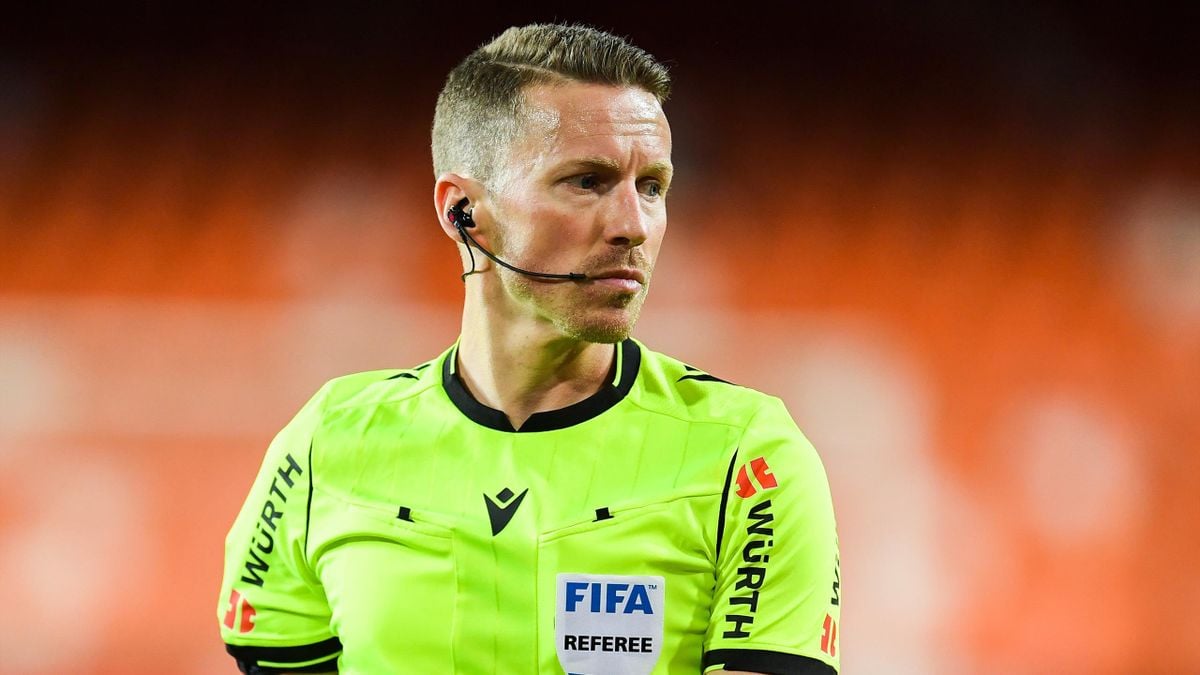 Hernández Hernández se justifica ante la afición del Betis