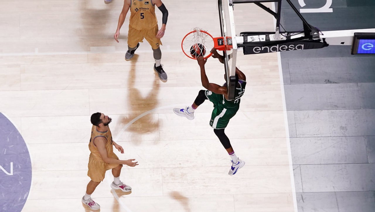 El Barça devuelve el golpe a Unicaja y se sitúa a un paso de la final