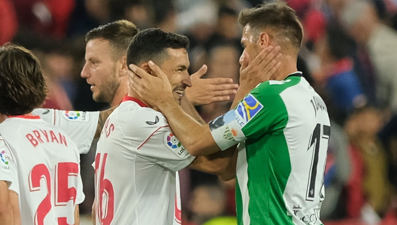 El gesto con Joaquín con el que Jesús Navas, capitán del Sevilla, se ha ganado a la afición del Betis