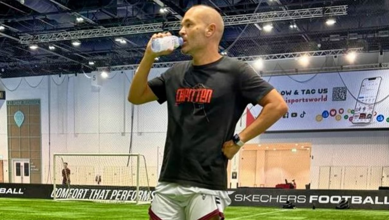 Iniesta, libre, se debate sobre su futuro: ¿Colgar las botas o un nuevo reto en Emiratos Árabes?