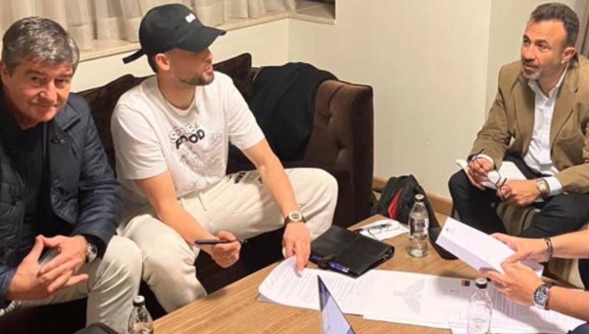 Januzaj firma por el Basaksehir