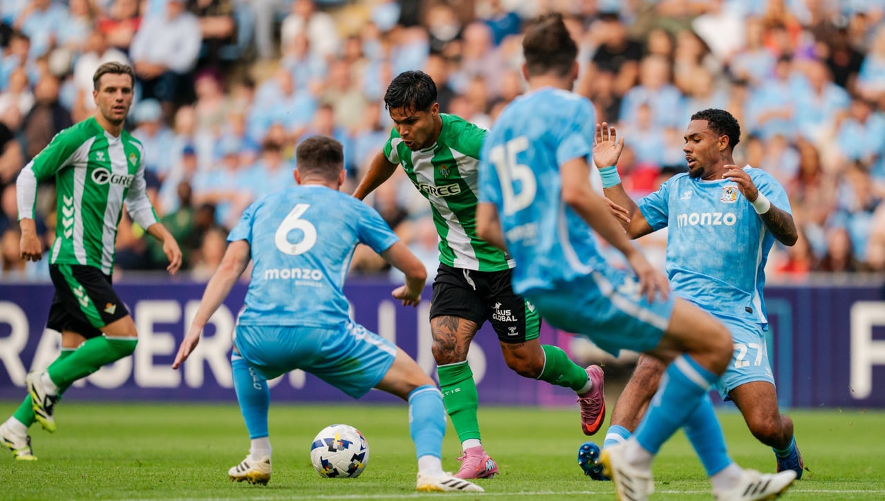 Coventry City 1-1 Betis: Una genialidad de Pablo García enmienda el error de Rodrigo Riquelme