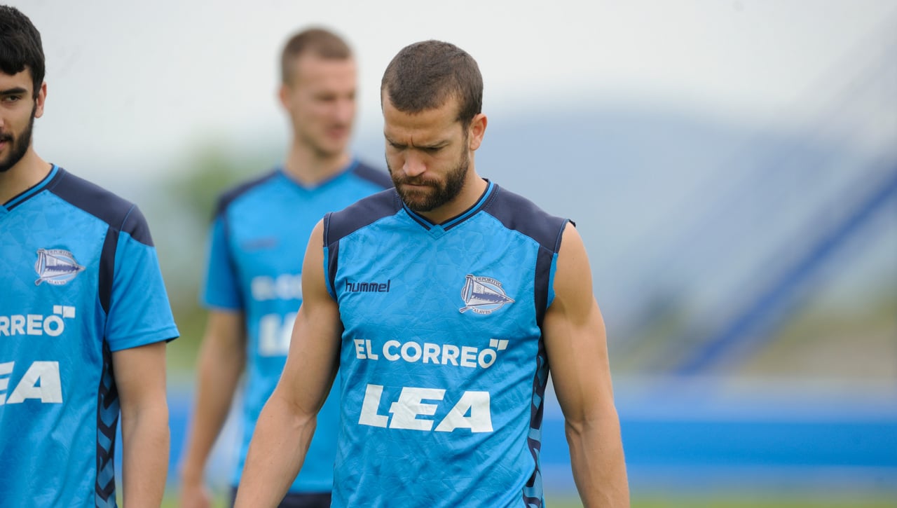 Sorpresa en el Alavés: Víctor Laguardia se retira del fútbol