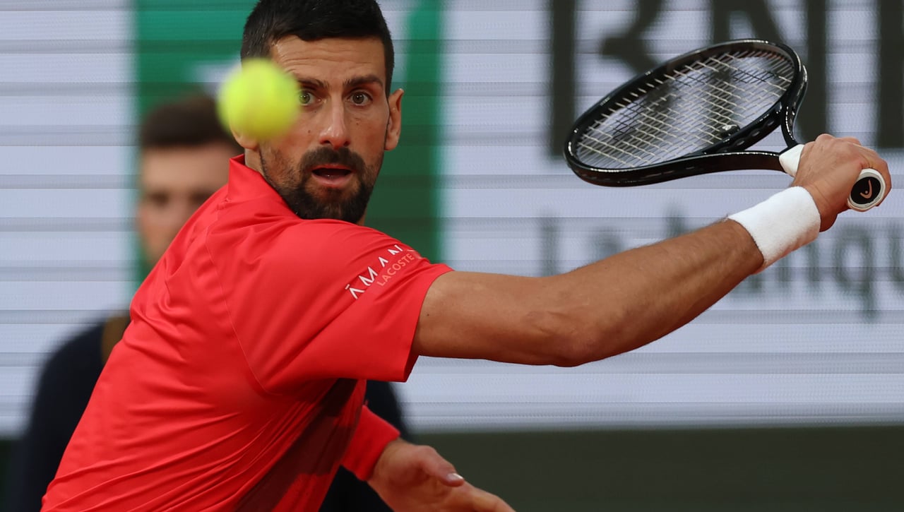 Djokovic confirma su candidatura con un partido de escándalo en Roland Garros 