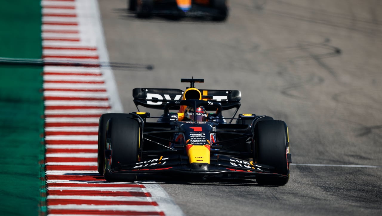 Verstappen gana el GP EEUU, Alonso se retira y Sainz roza el podio