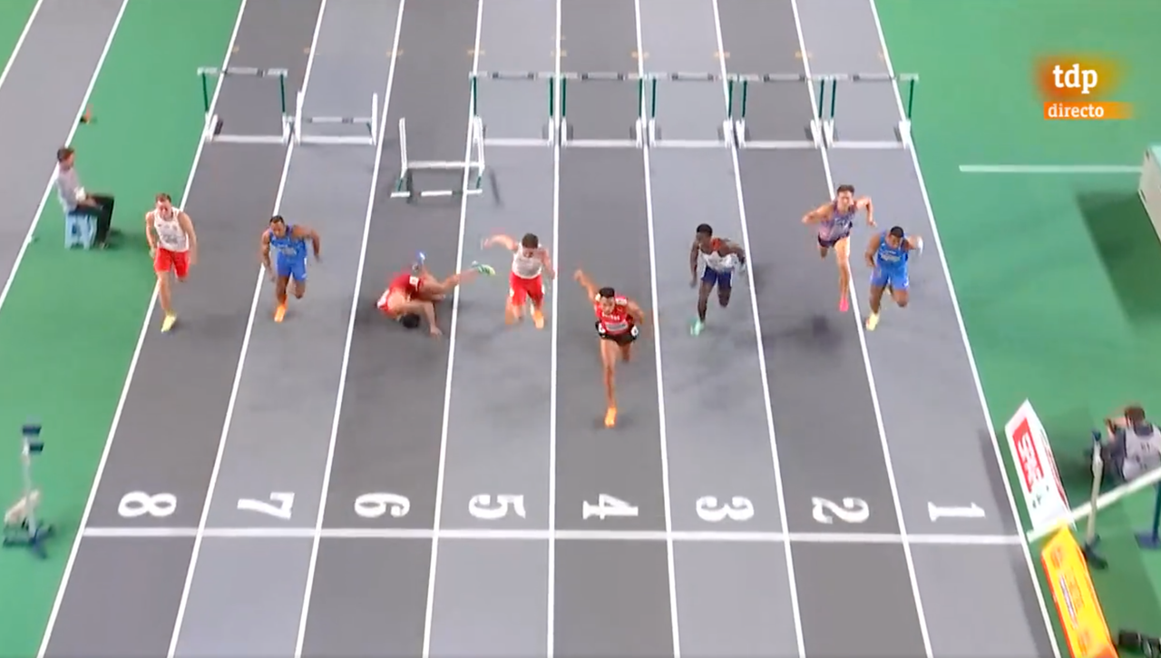 Susto de Quique Llopis en los 60m valla: tiene que ser evacuado al hospital por un fuerte golpe en la cabeza