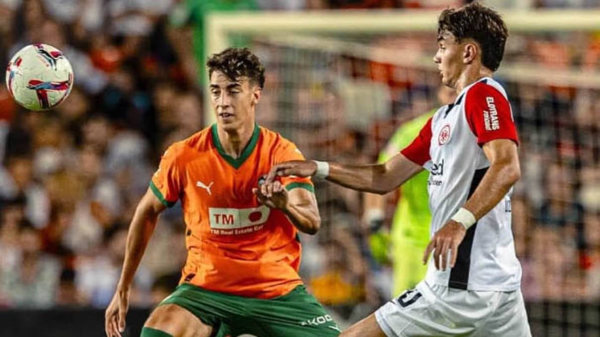 El Valencia da forma una nueva salida y a un futuro fichaje