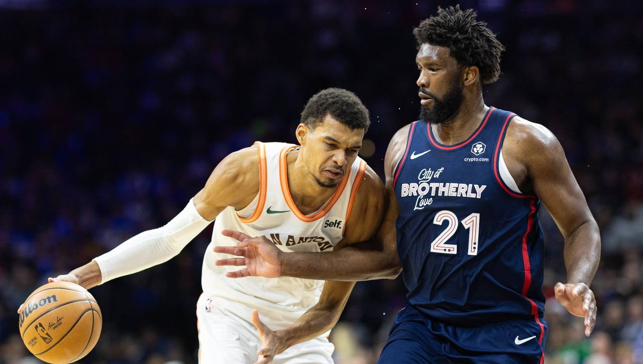 Francia carga contra Joel Embiid