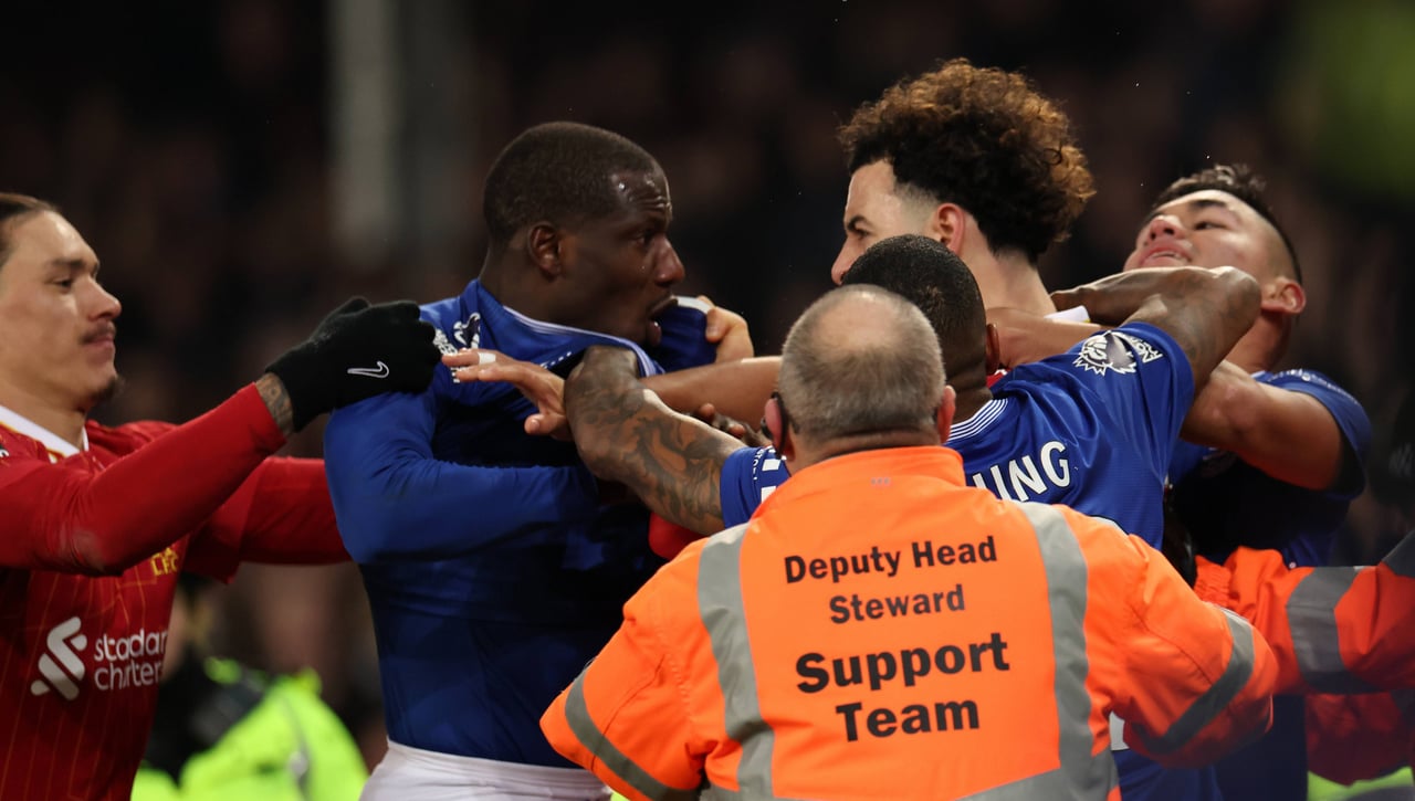 Tremenda pelea en el derbi de Liverpool