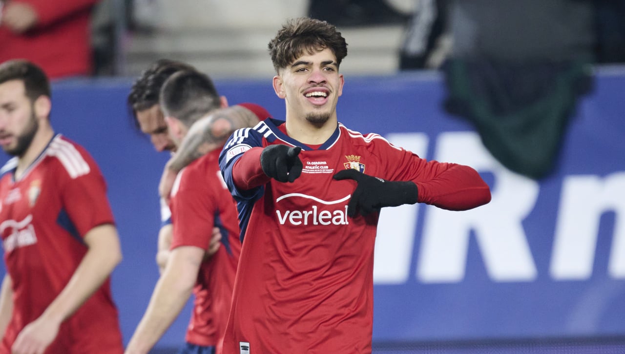 Ez Abde, con dos futbolistas que le tapan un camino