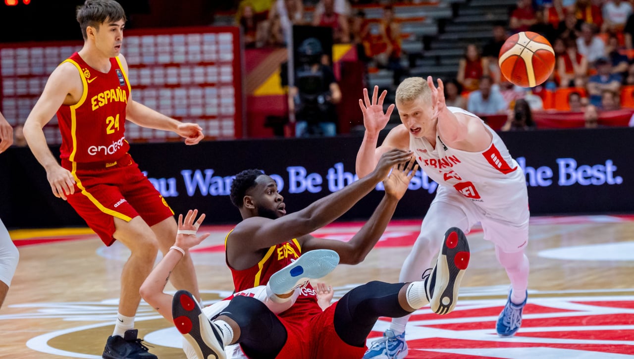 España arrolla a Líbano y pone un pie en semifinales (59-104)